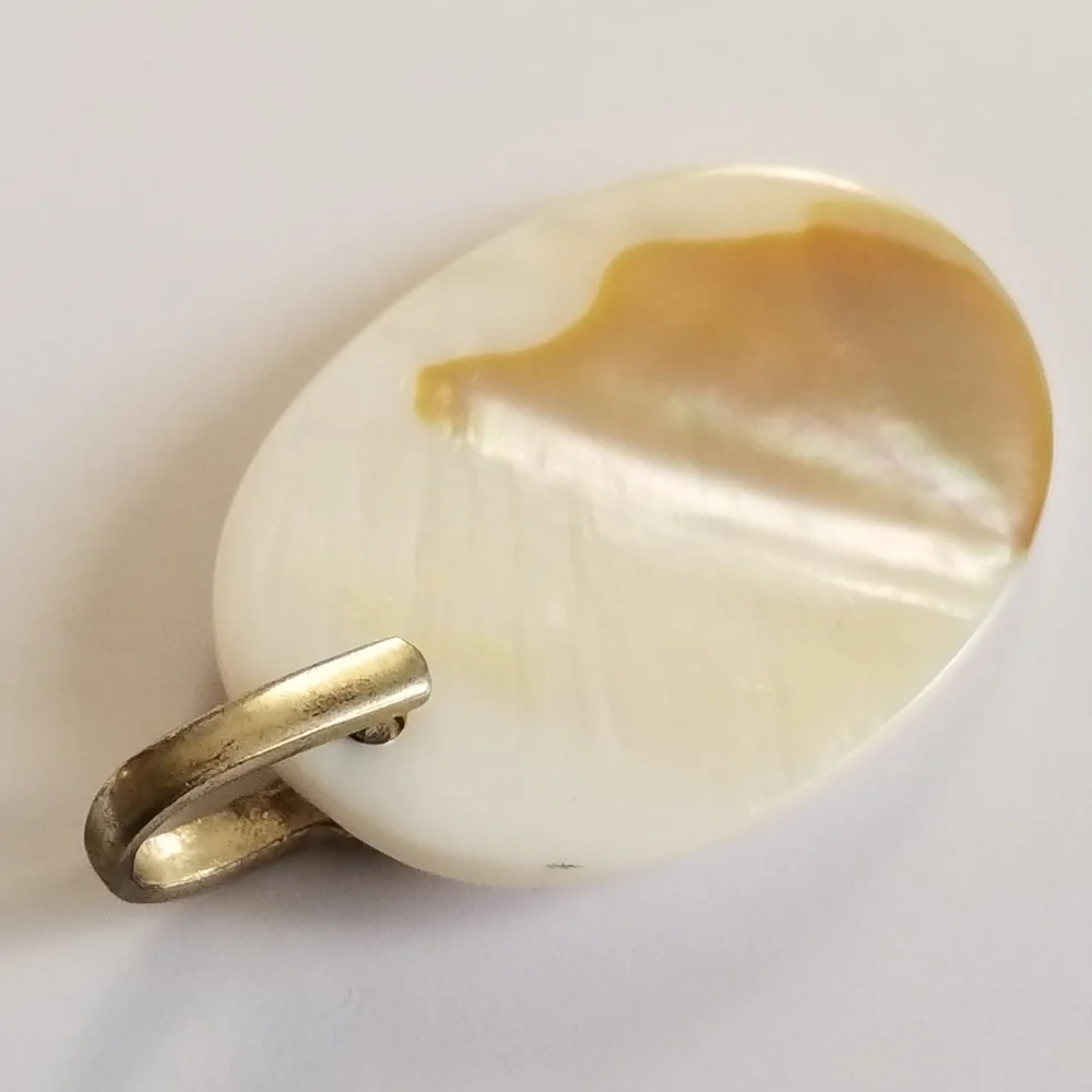 Vintage seashell pendant mother of pearl off white gold tone beach sea shell